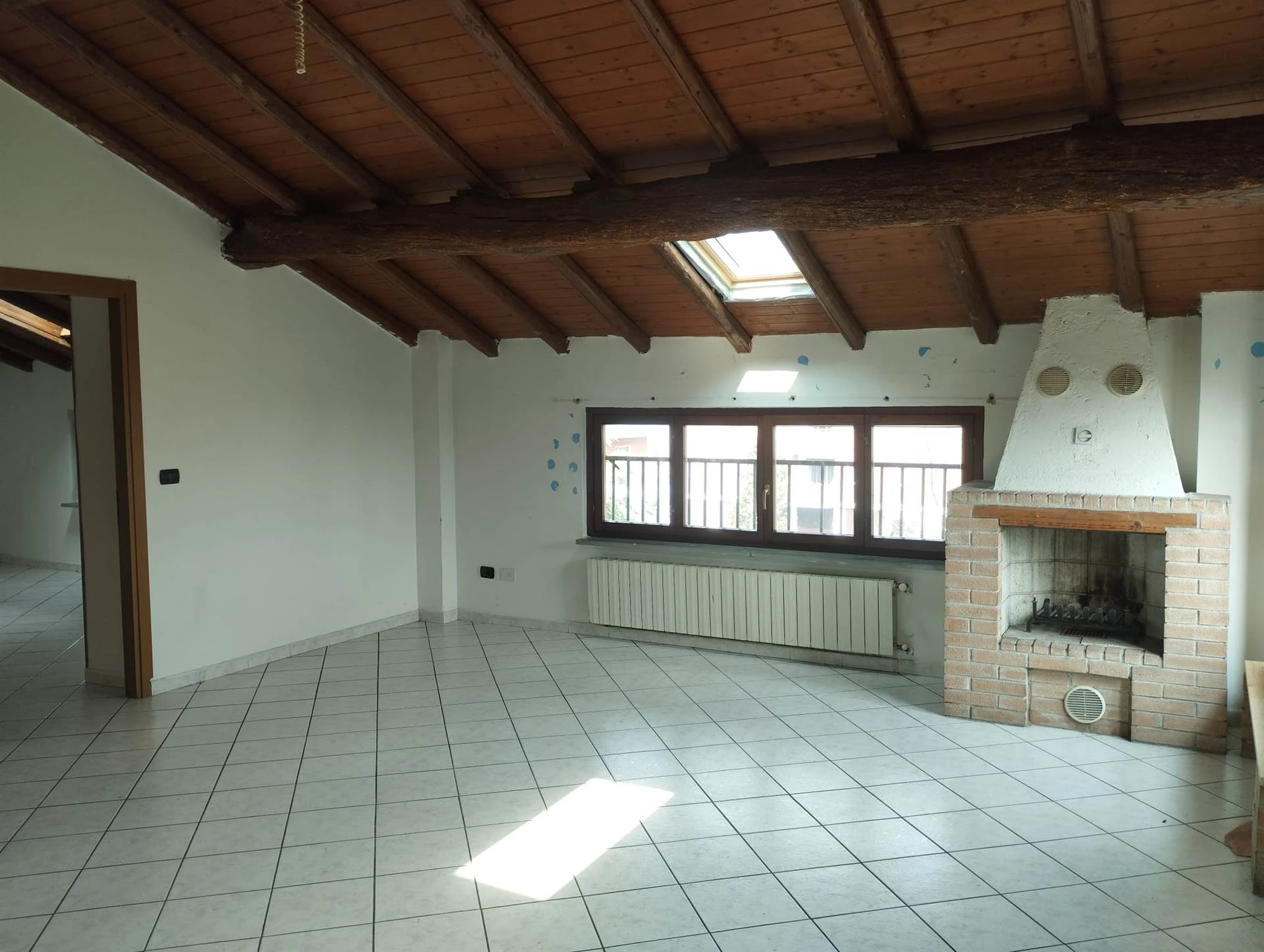 Trilocale Autonomo con Travi a Vista e Doppio Bagno