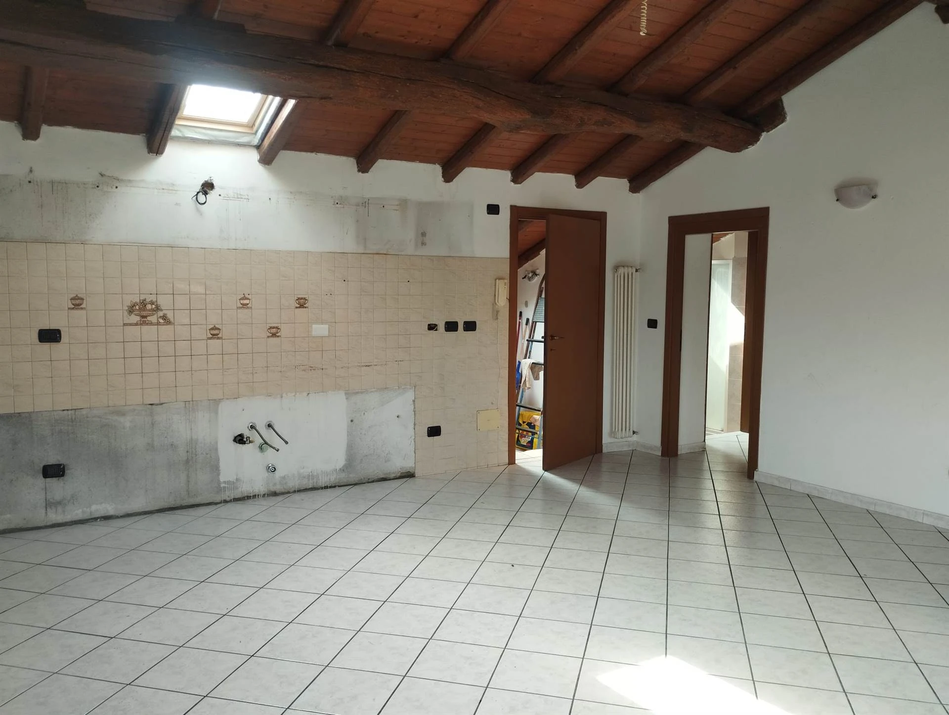 Trilocale Autonomo con Travi a Vista e Doppio Bagno