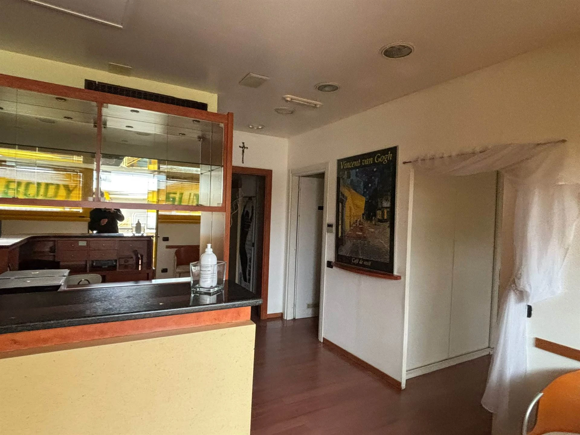 Negozio pronto per essere un centro estetico con tutta attrezzatura già presente
