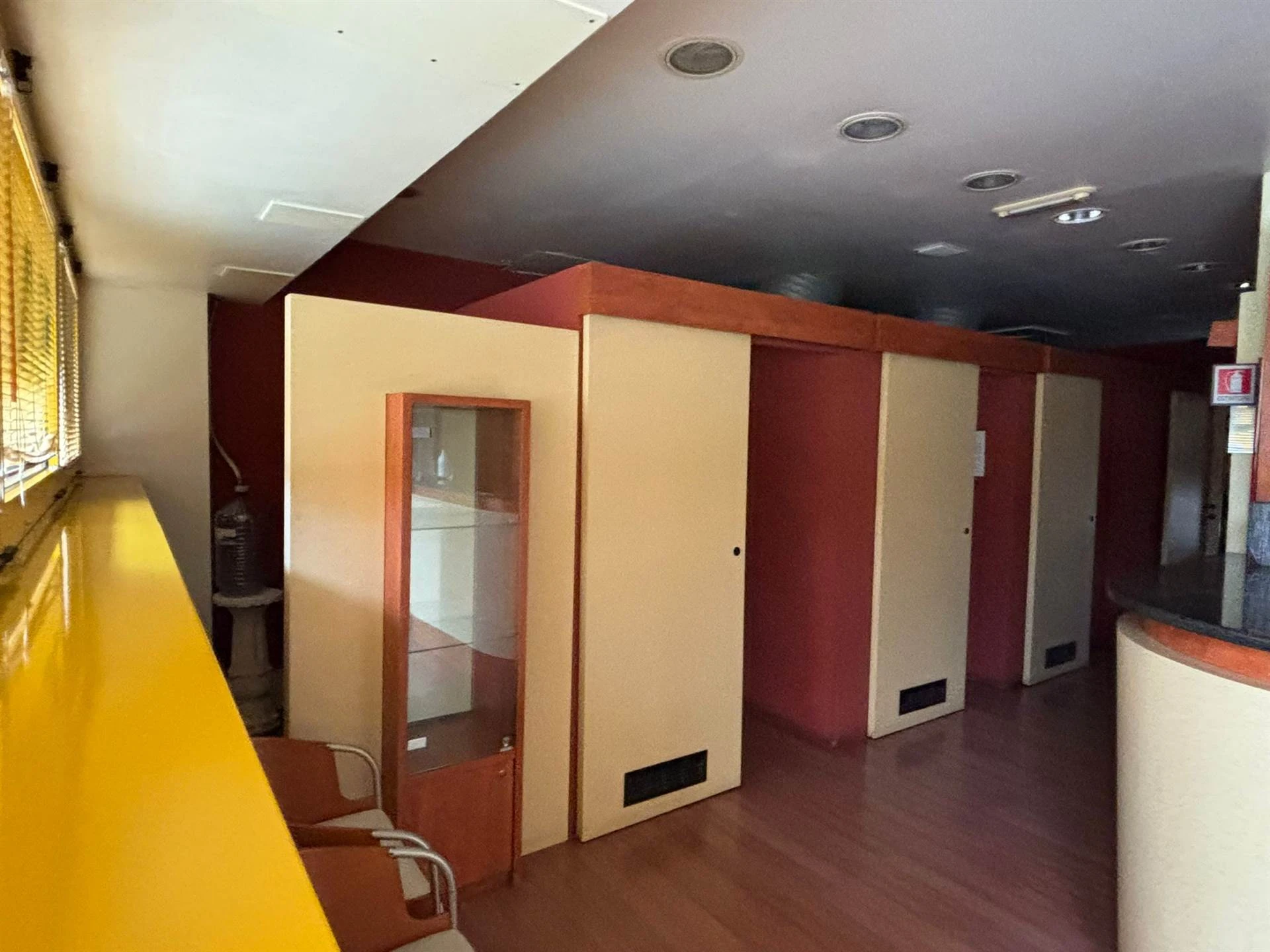 Negozio pronto per essere un centro estetico con tutta attrezzatura già presente