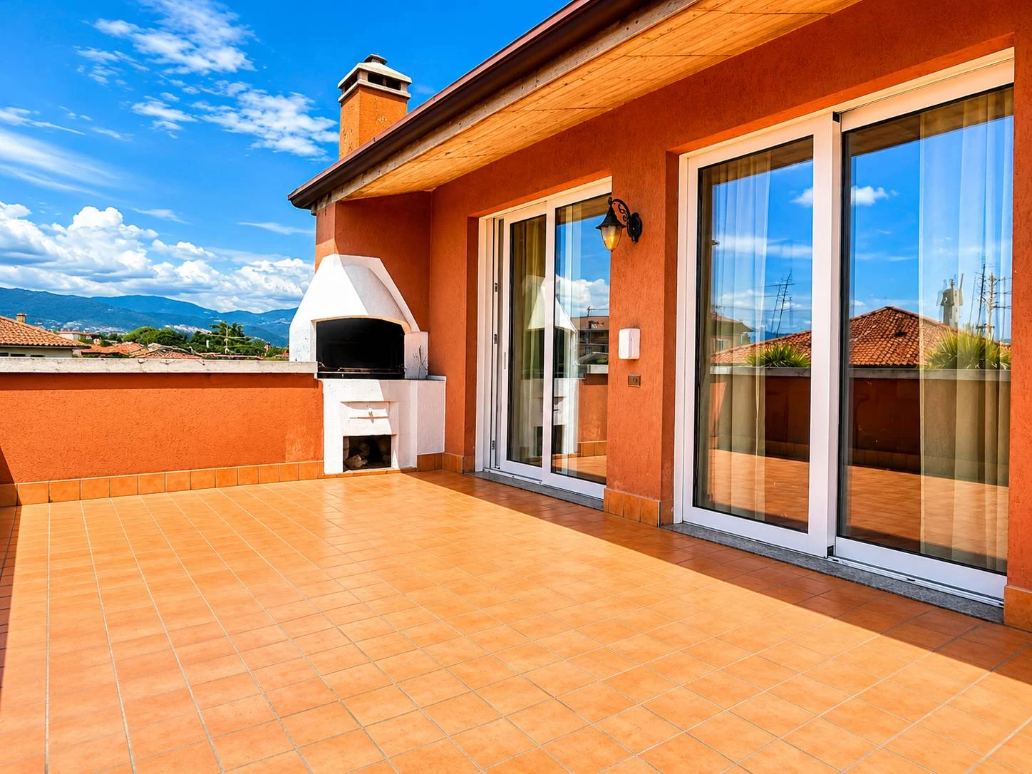 Attico  ampio con terrazzo e ascensore privato luminoso  libero