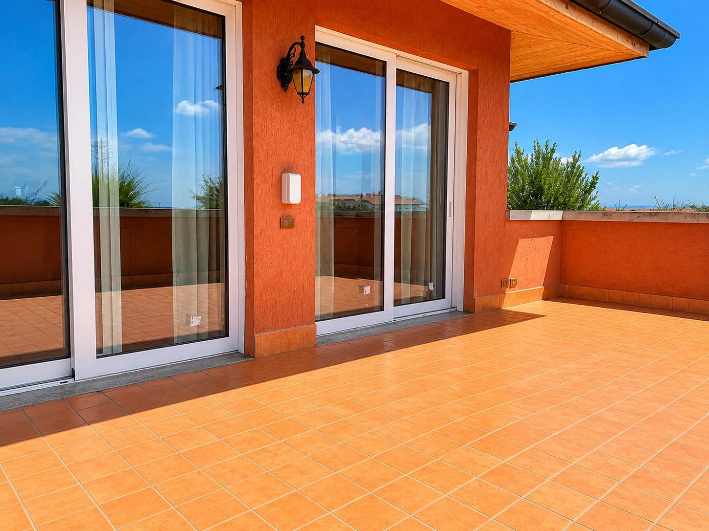 Attico  ampio con terrazzo e ascensore privato luminoso  libero