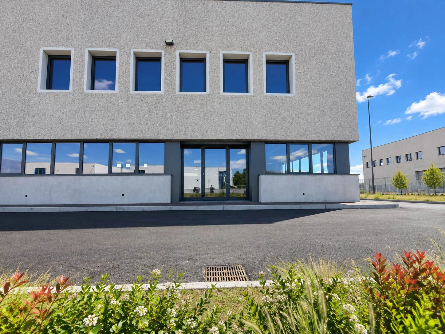 Capannone di 1200 mq oltre 1.100 mq esterni