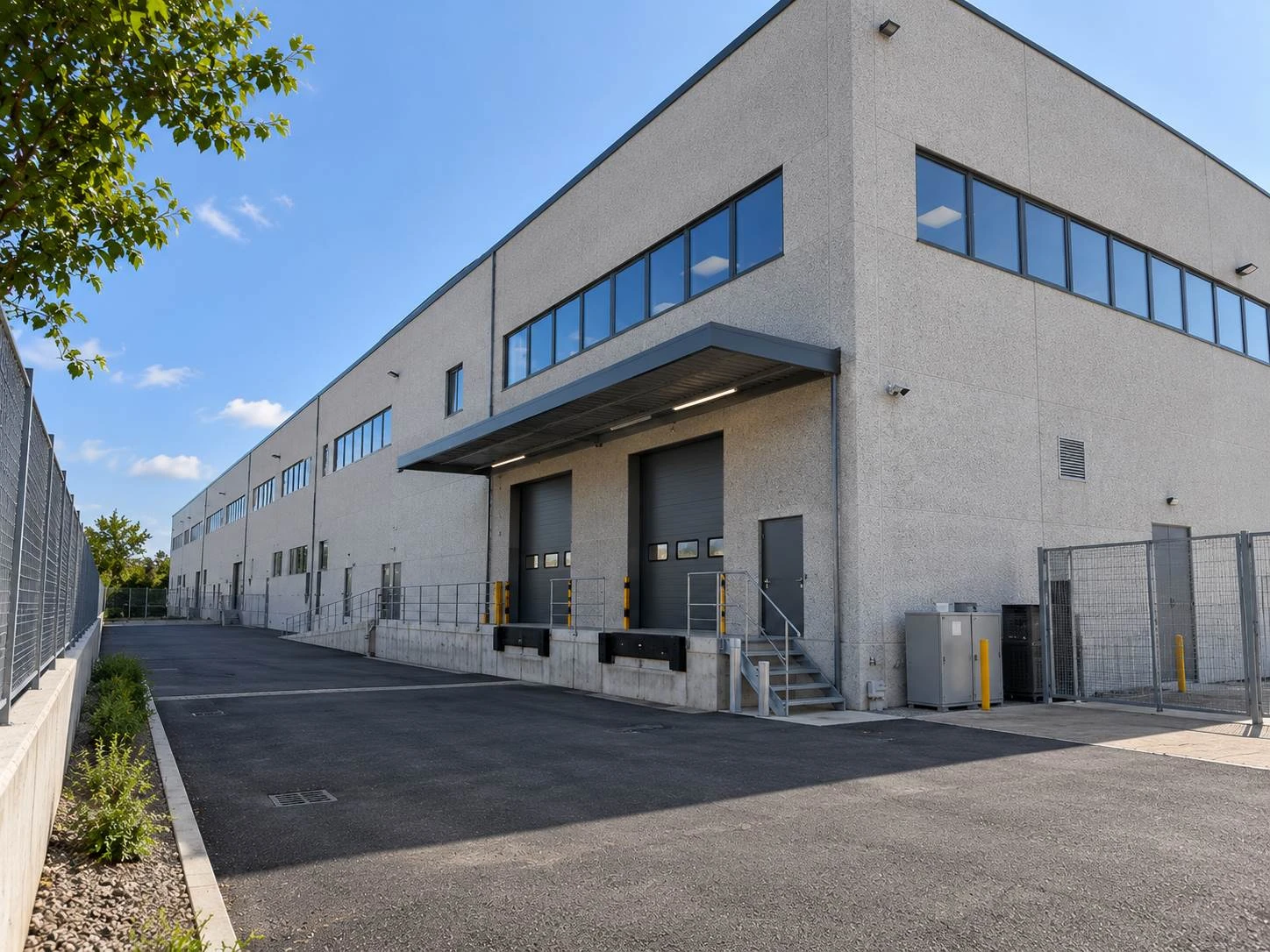 Capannone di 1200 mq oltre 1.100 mq esterni