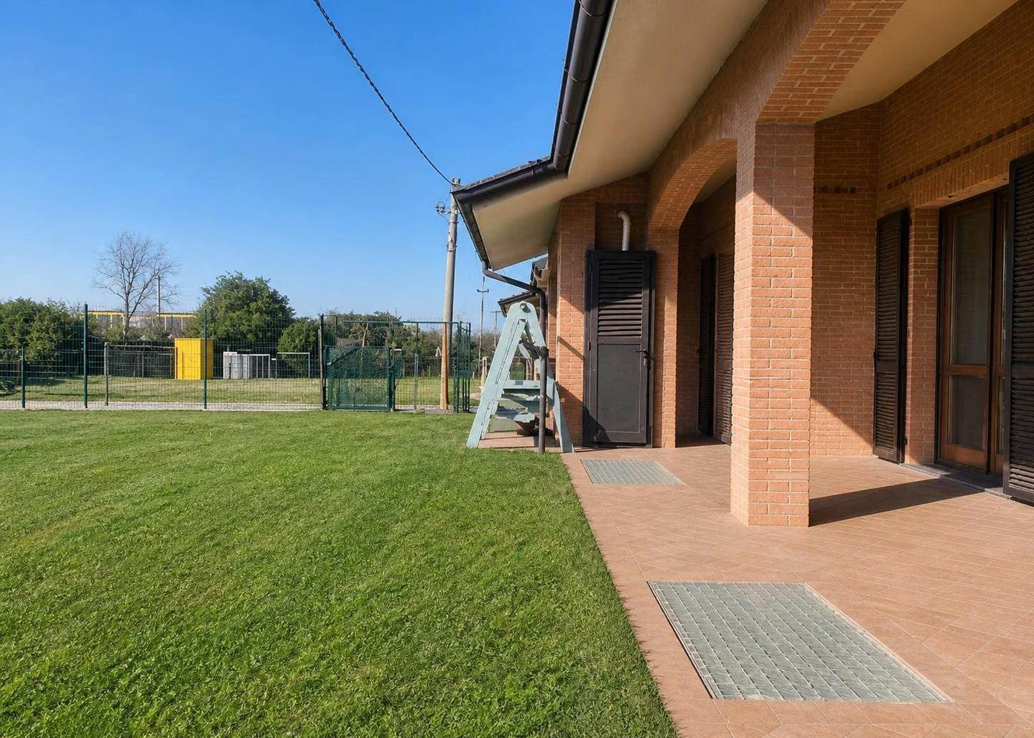 Ampia Villa a Schiera Attorniata dal Verde