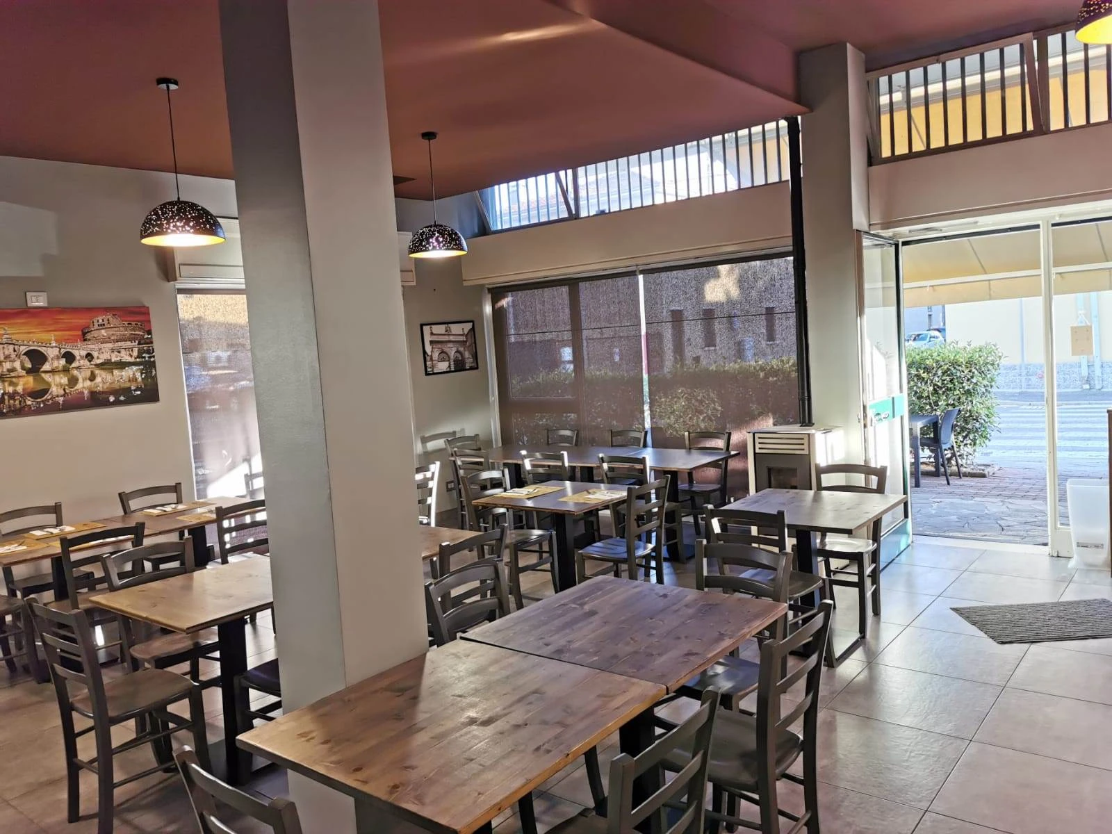 Vendesi Attività di Bar/Pizzeria/Ristorante con Muri di Proprietà – Completamente Ristrutturato