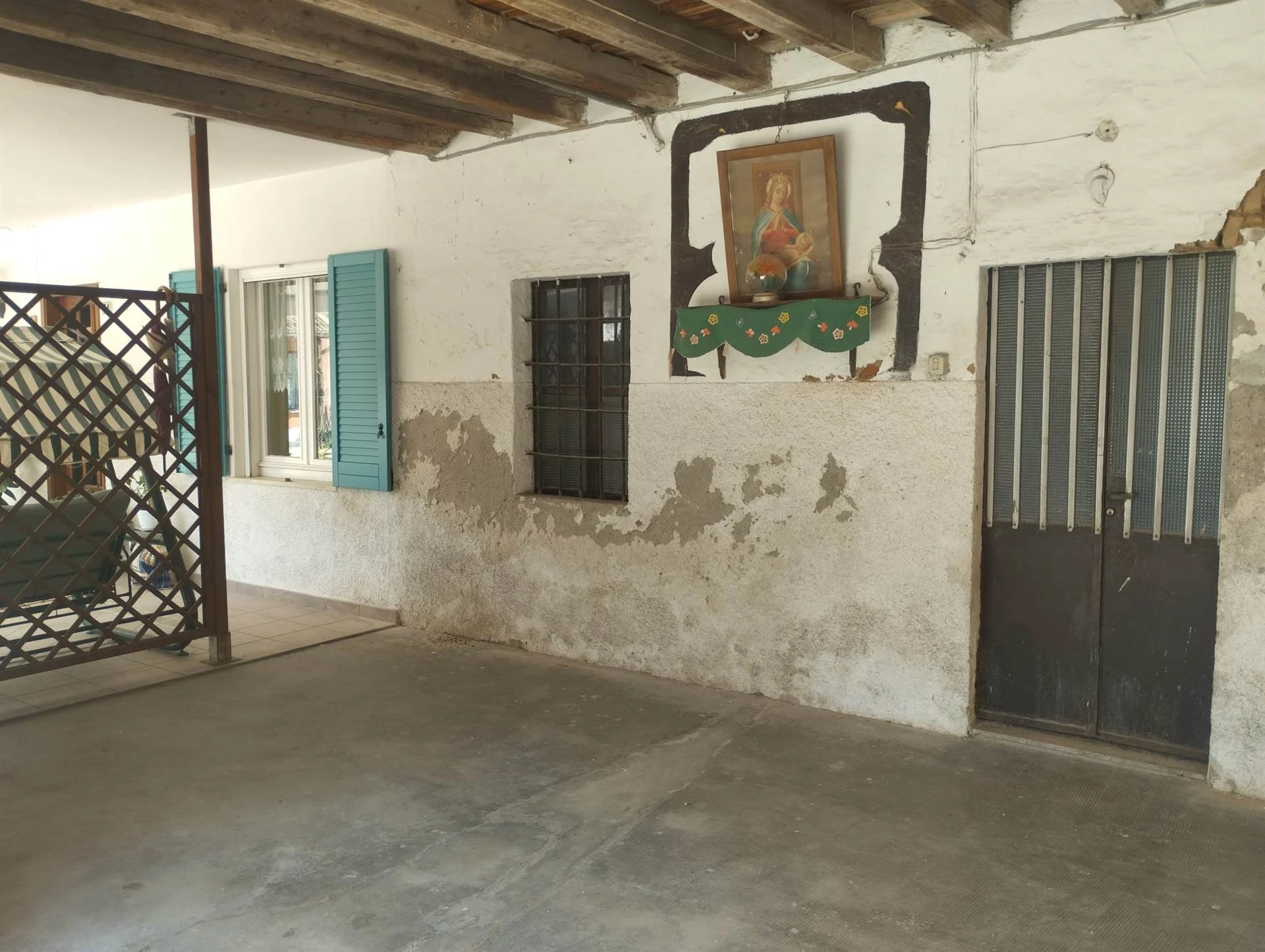 Porzione di Casa da Riattare con Portico e Logge