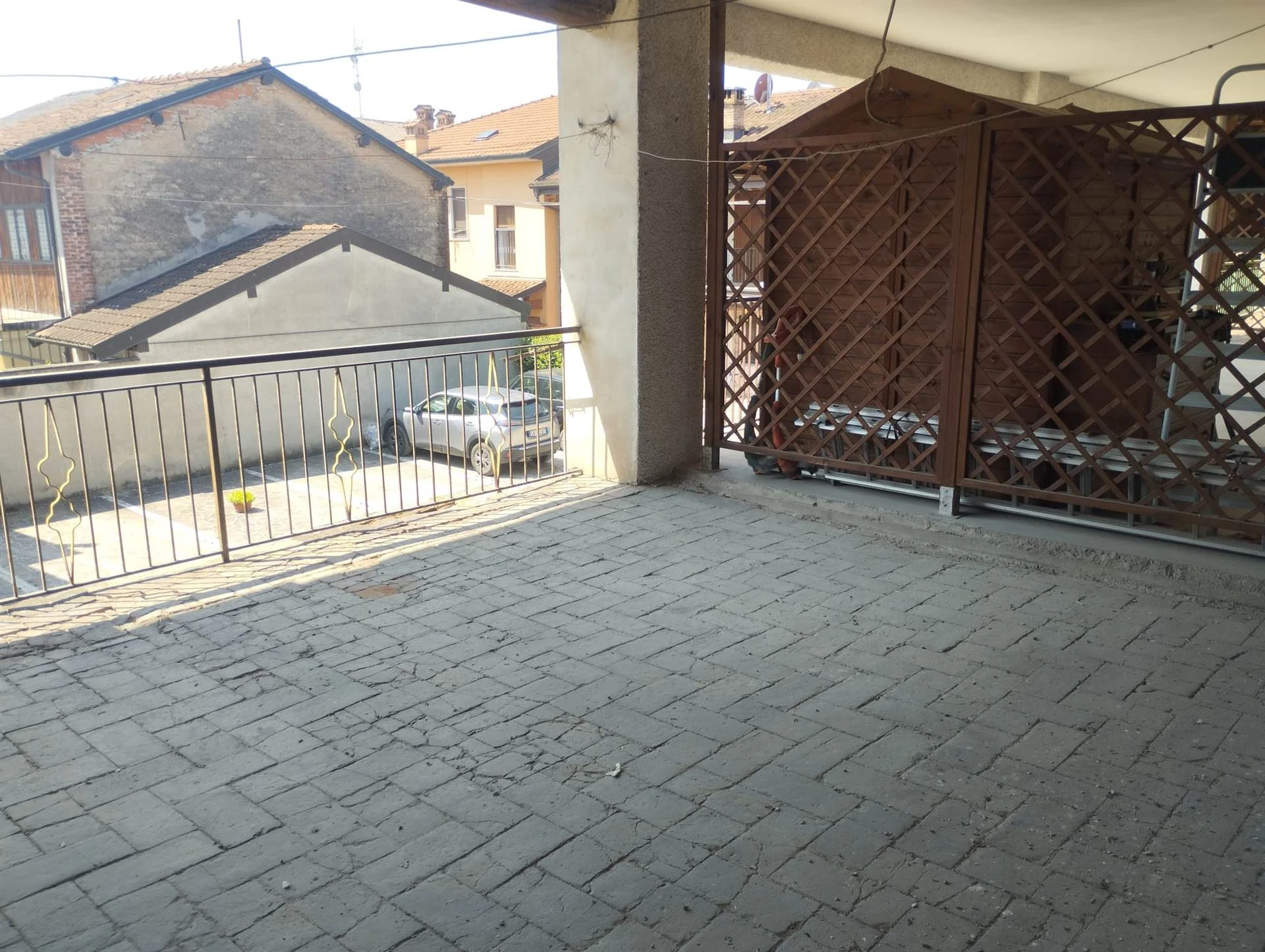 Porzione di Casa da Riattare con Portico e Logge