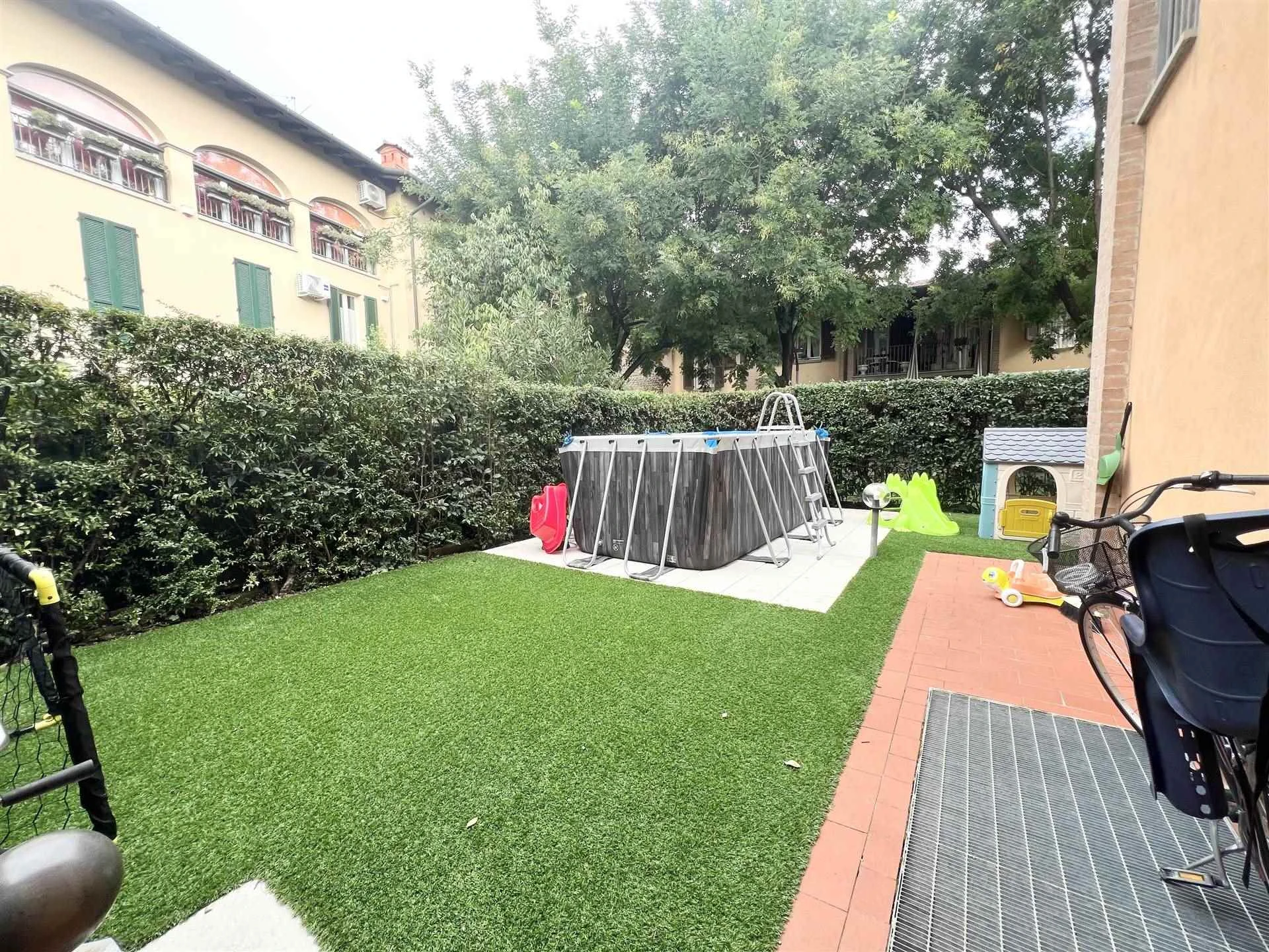 Villetta di testa con giardino privato