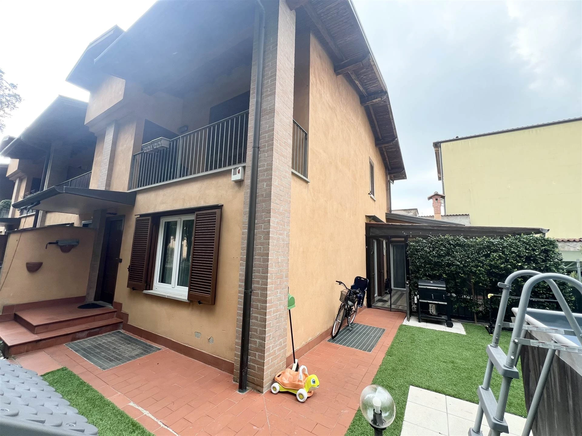 Villetta di testa con giardino privato