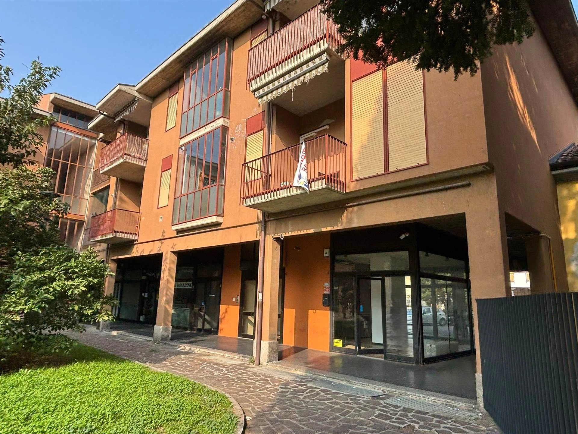 Negozio con Ampia Visibilità in Centro a Trezzo sull'Adda