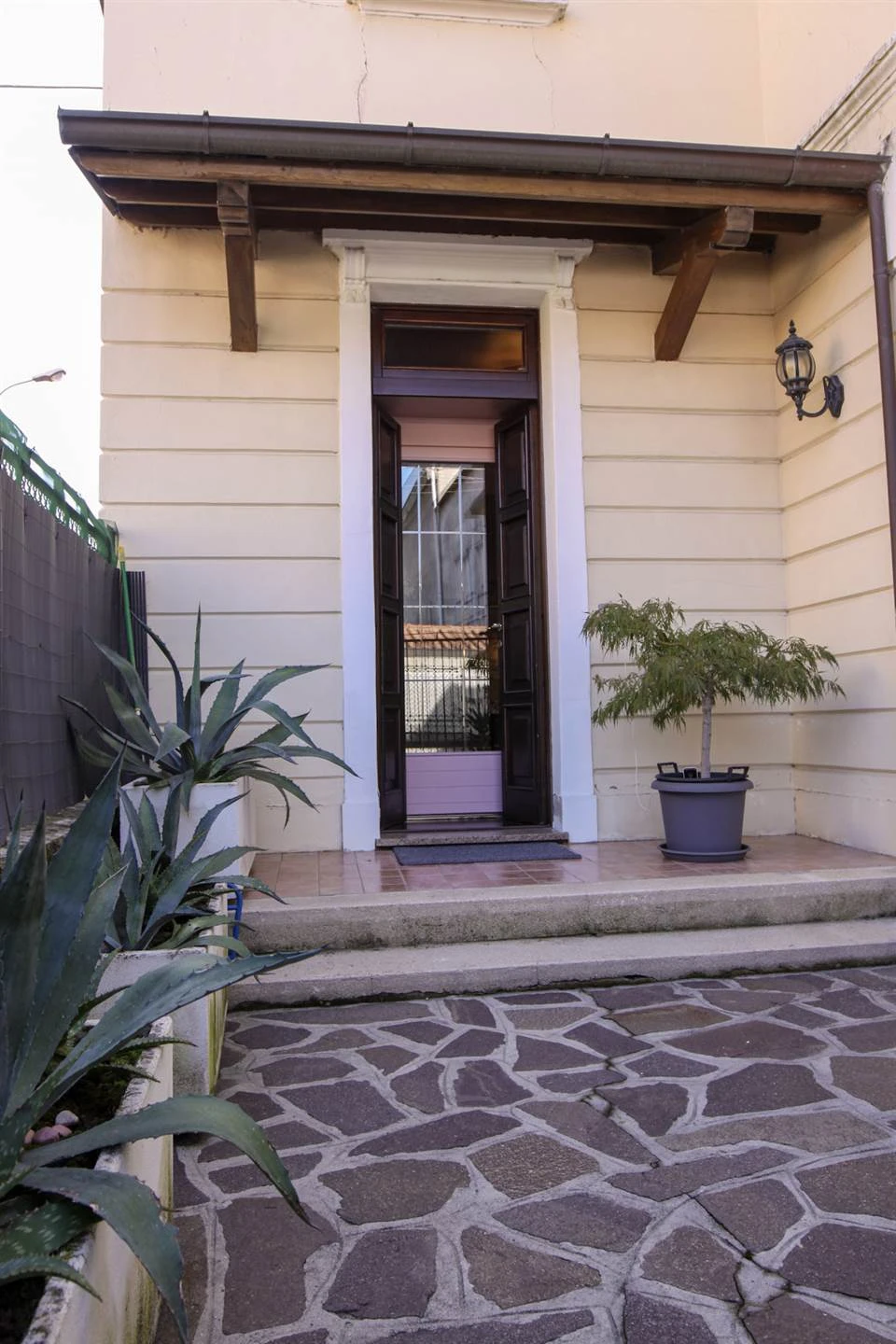 Porzione di Casa Indipendente con Patio privato, Mansarda abitabile ed Autorimessa