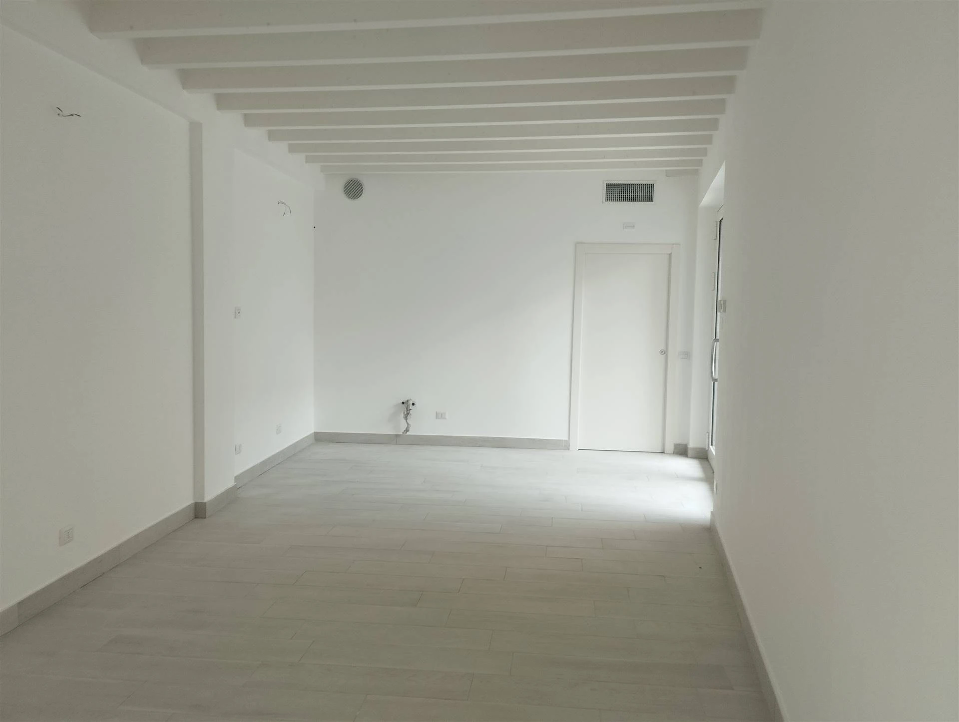 Locale Commerciale ad uso Negozio/ Ufficio/ Studio Locale Commerciale ad uso Negozio/ Ufficio/ Studio