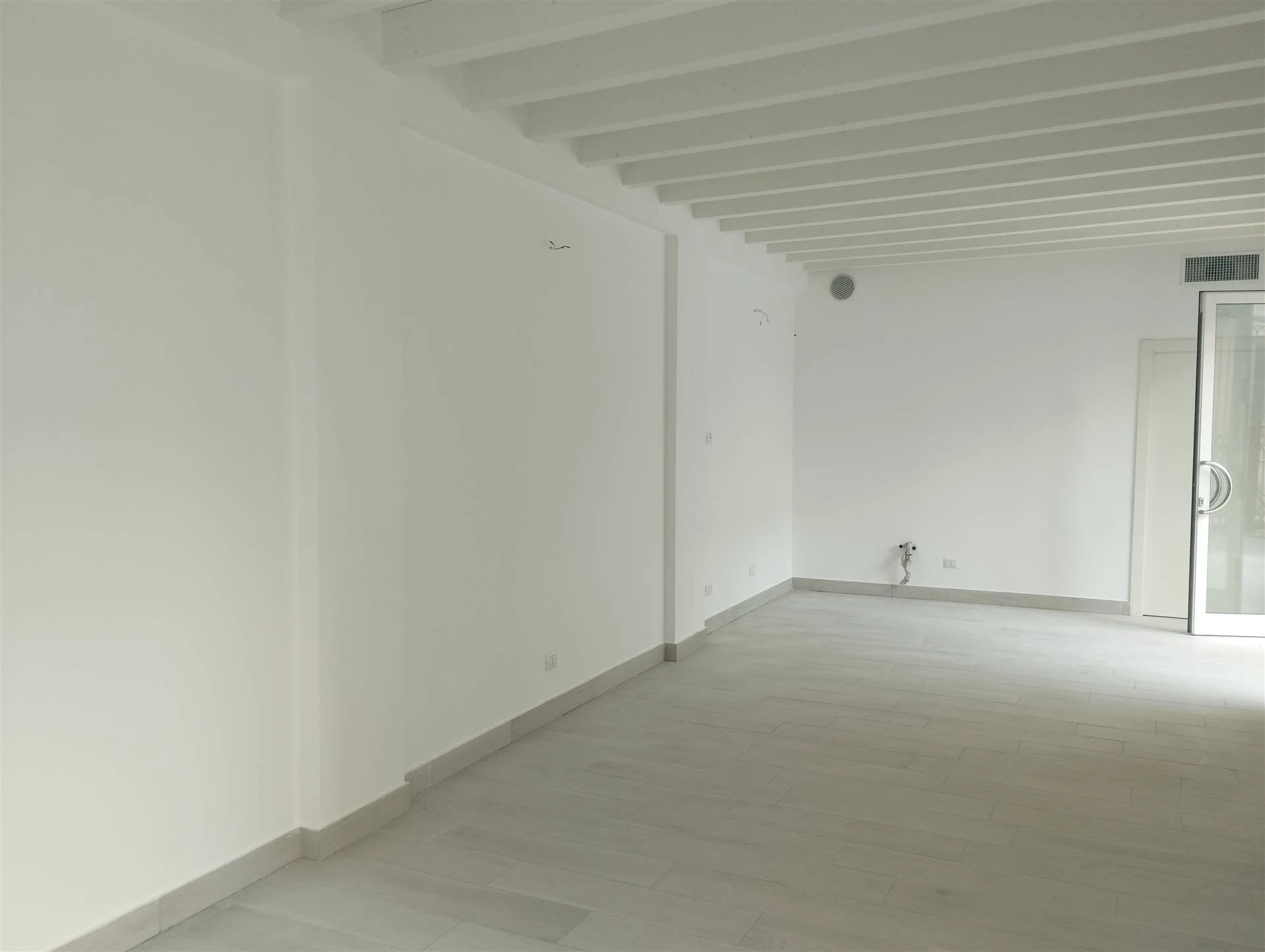 Locale Commerciale ad uso Negozio/ Ufficio/ Studio Locale Commerciale ad uso Negozio/ Ufficio/ Studio