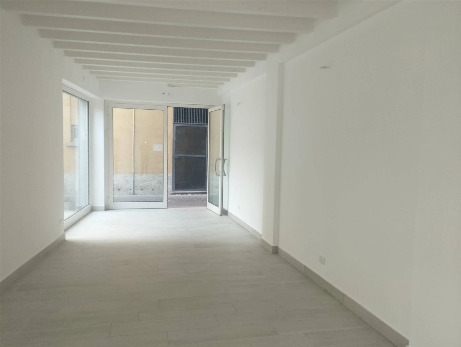 Locale Commerciale ad uso Negozio/ Ufficio/ Studio Locale Commerciale ad uso Negozio/ Ufficio/ Studio