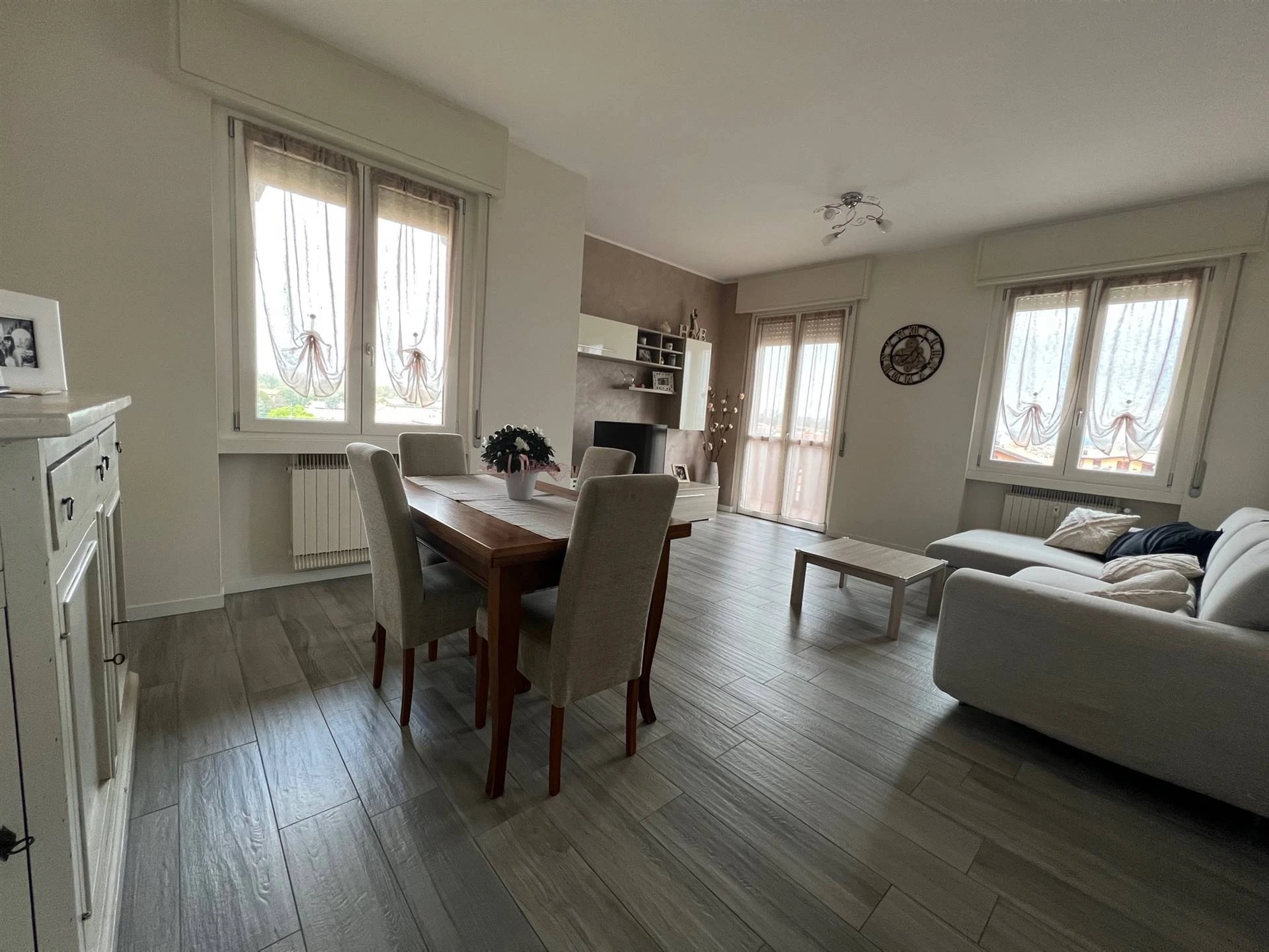 Trilocale luminoso ristrutturato a nuovo servito da ascensore Trilocale luminoso ristrutturato a nuovo servito da ascensore