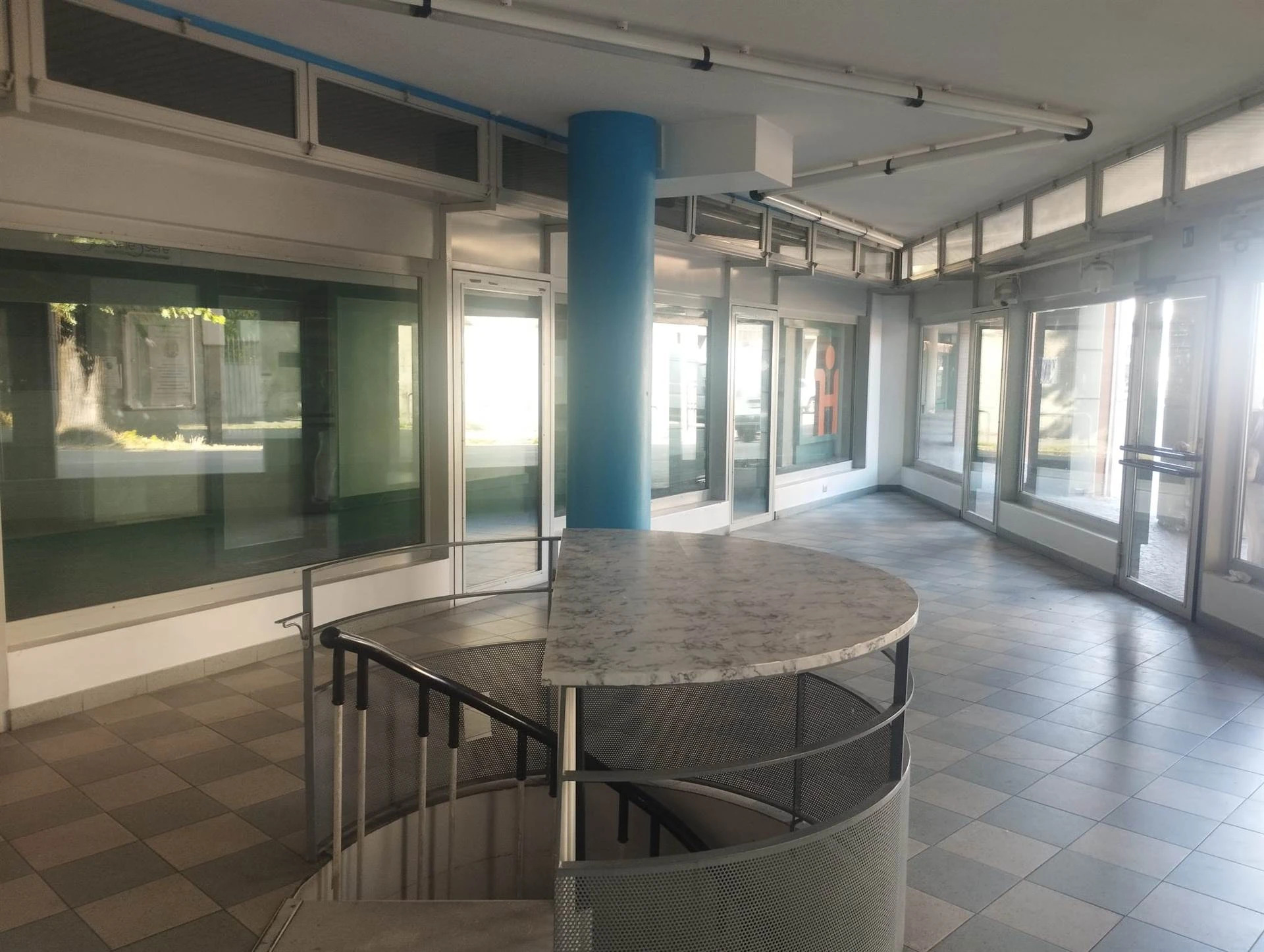 Ampio e Soleggiato Negozio/Ufficio su Strada di forte passaggio Ampio e Soleggiato Negozio/Ufficio su Strada di forte passaggio