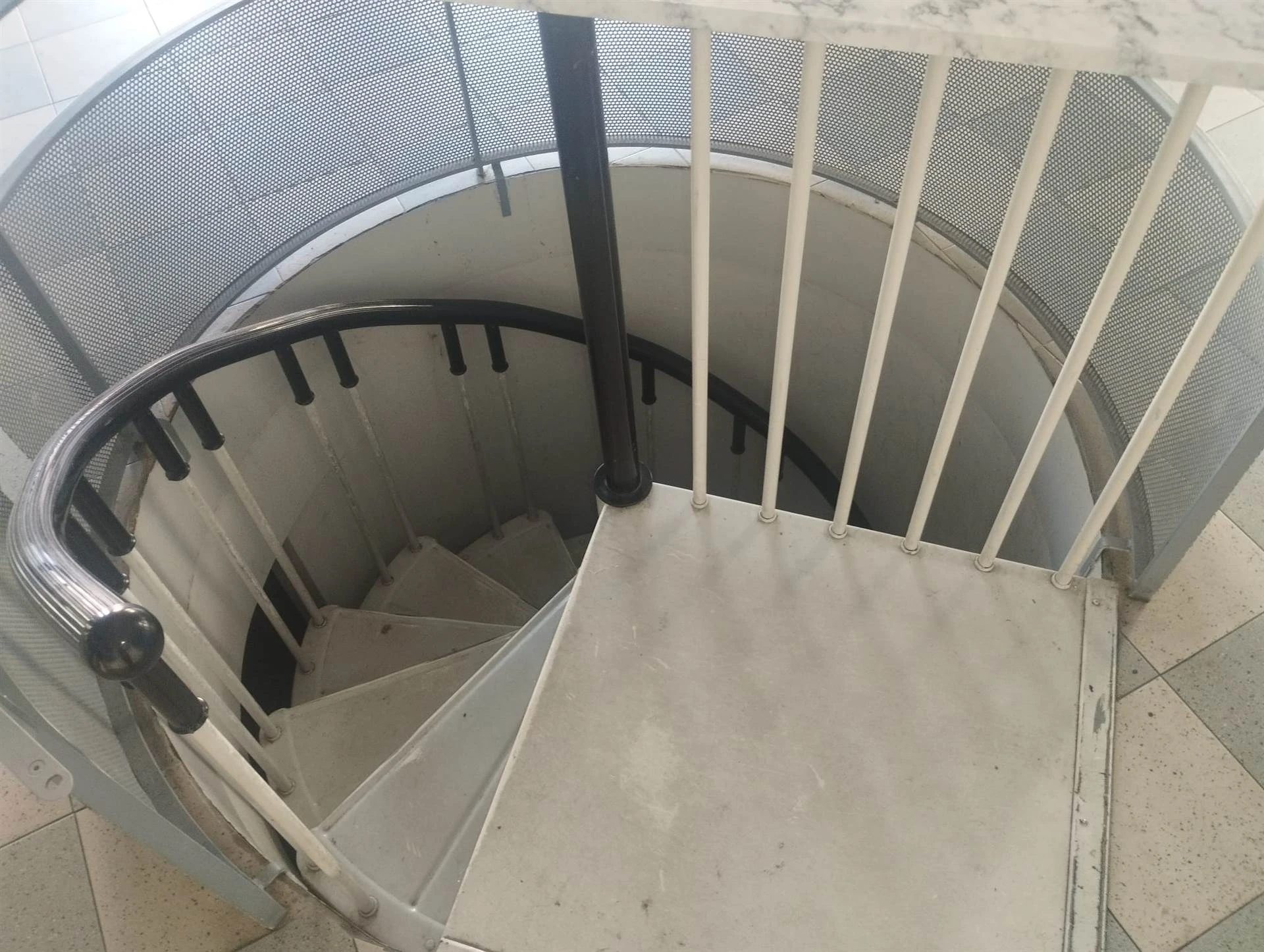 Ampio e Soleggiato Negozio/Ufficio su Strada di forte passaggio Ampio e Soleggiato Negozio/Ufficio su Strada di forte passaggio