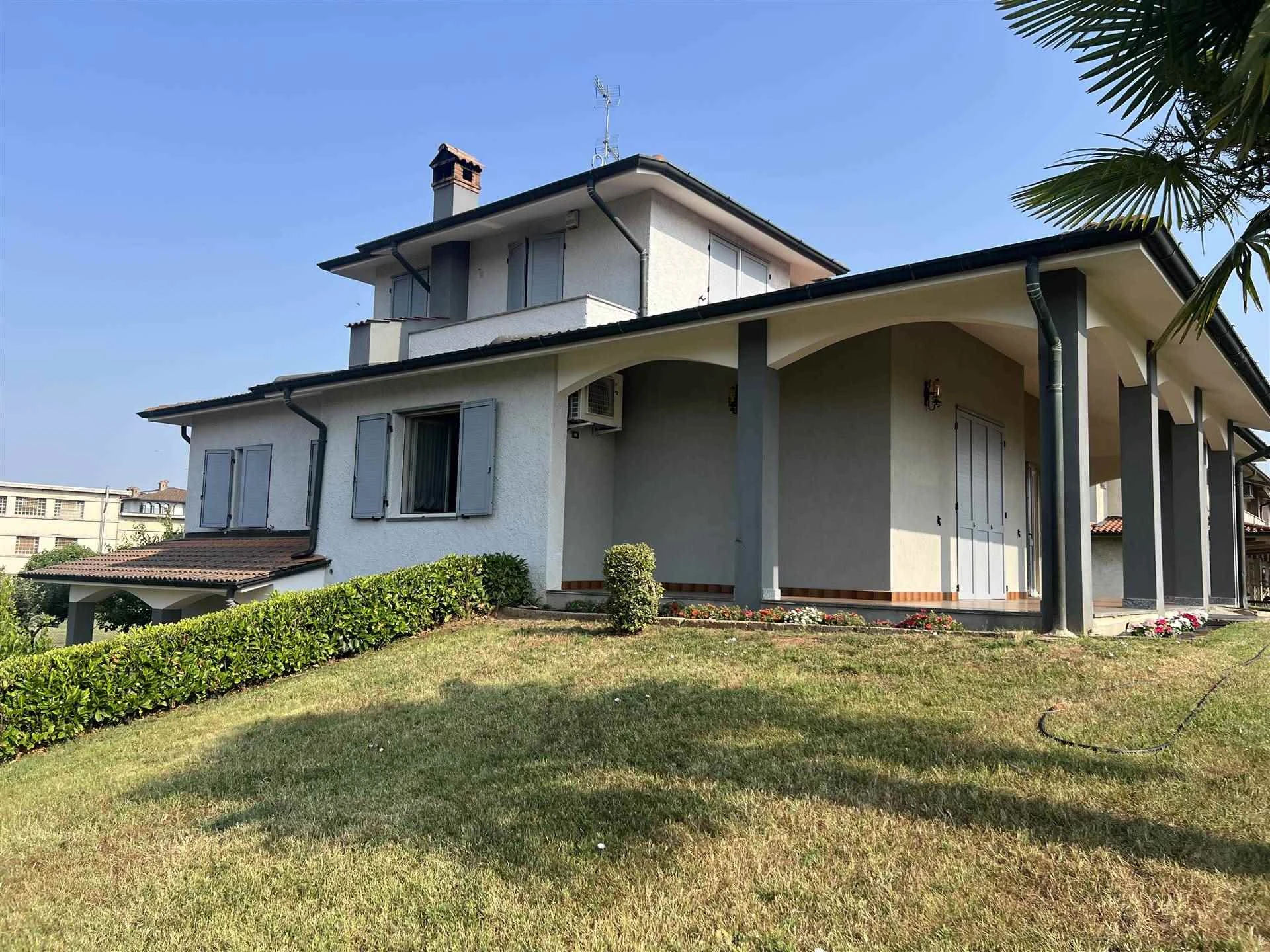 Villa singola con giardino privato di 2000 mq Villa singola con giardino privato di 2000 mq