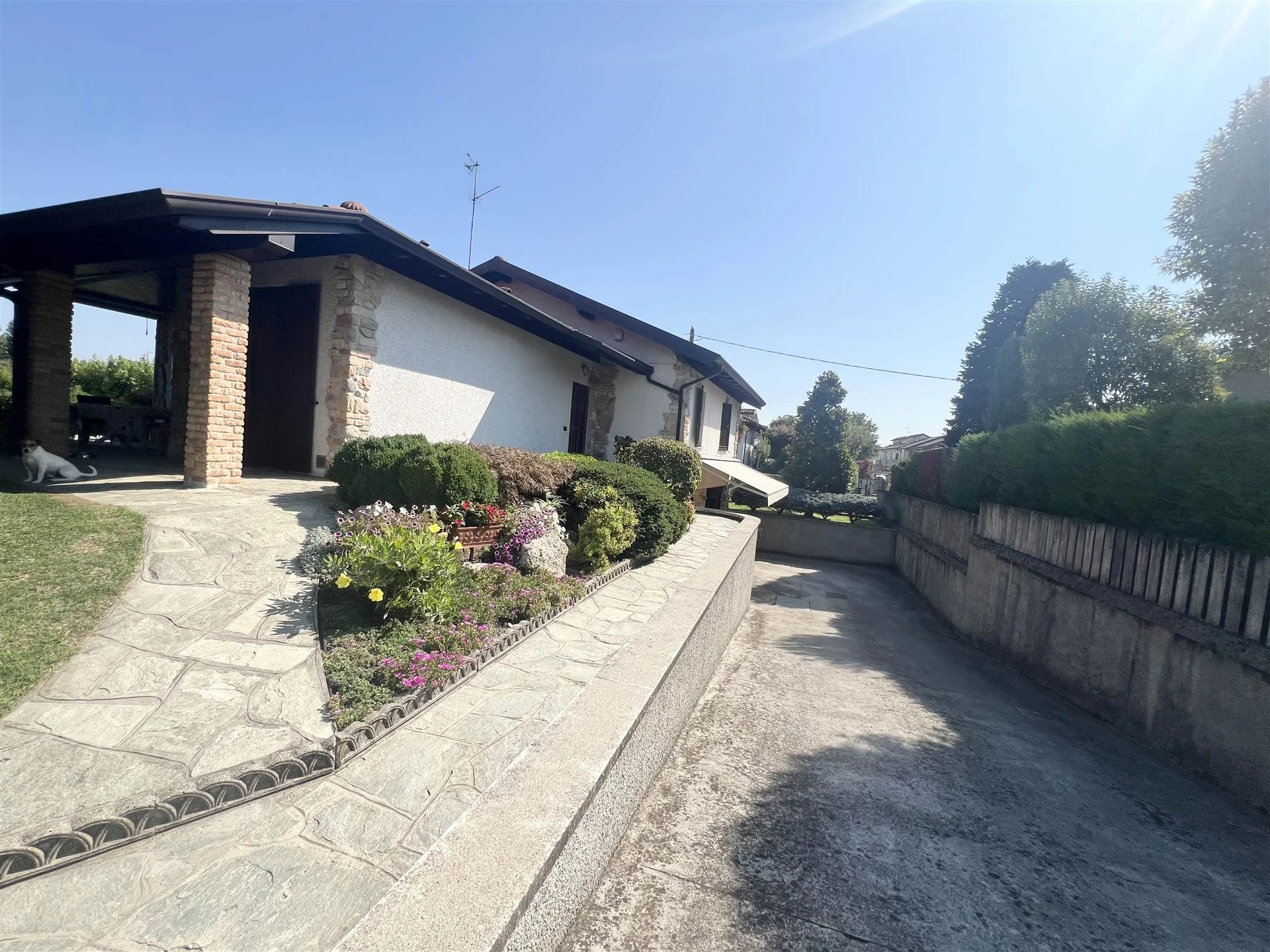 Villa Singola Attorniata da Giardino e Terreno Agricolo con Tre Camere, Ampio Interrato Villa Singola Attorniata da Giardino e Terreno Agricolo con Tre Camere, Ampio Interrato