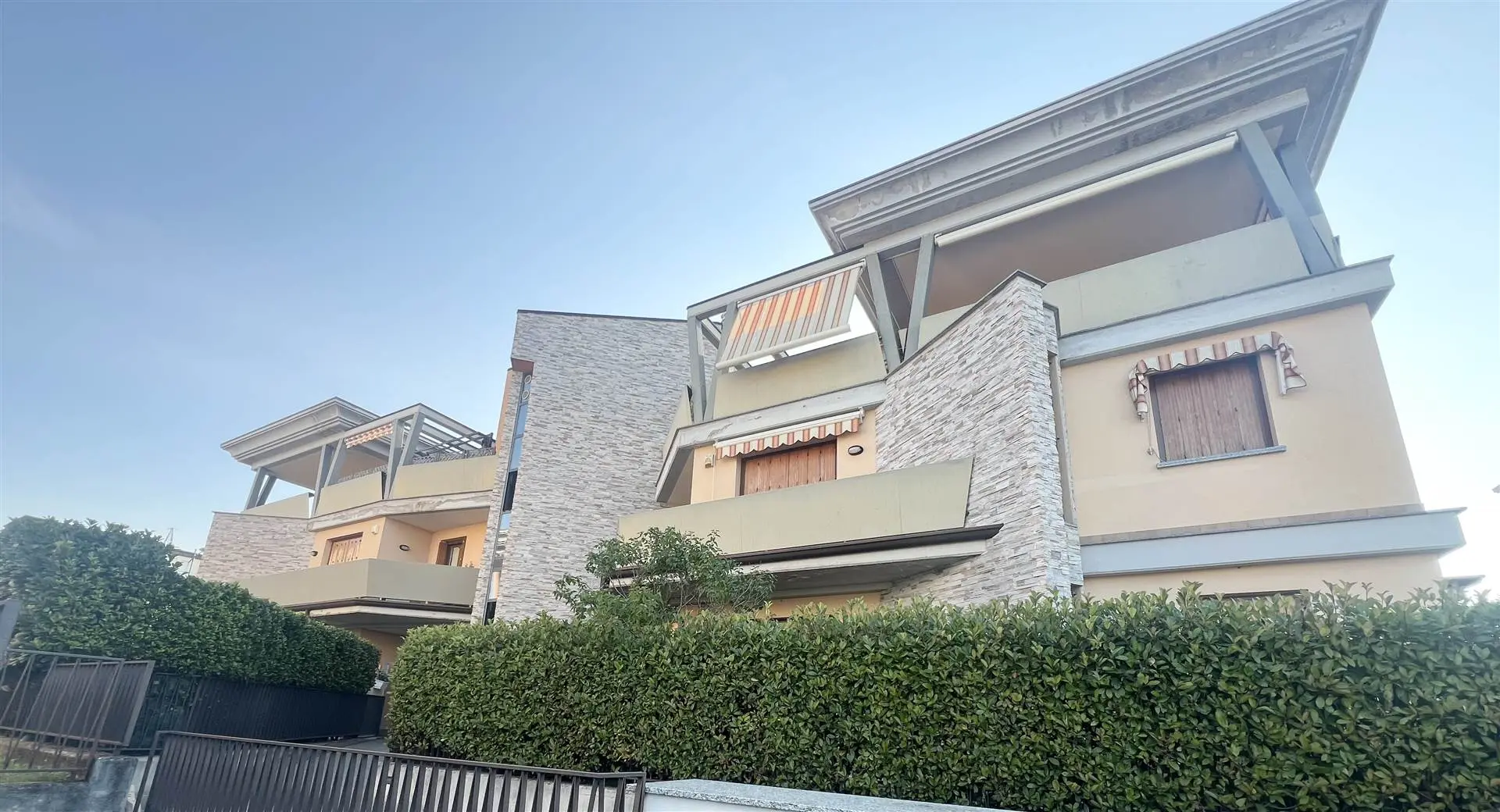 Immobile Ampio bilocale moderno Arredato IN CLASSE B Immagine di copertina dell'immobile Ampio bilocale moderno Arredato IN CLASSE B